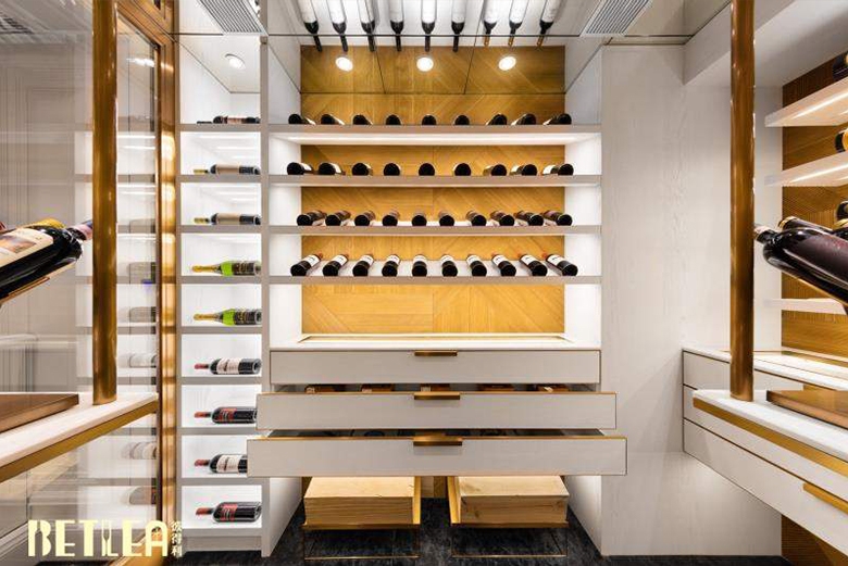 步入式红酒房——实木烤漆酒柜配不锈钢酒架